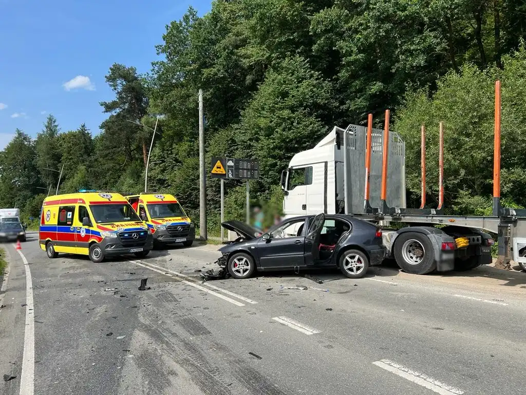 Wypadek w Nowym Sączu. Czołowo zderzyły się dwa pojazdy. Pięć osób poszkodowanych