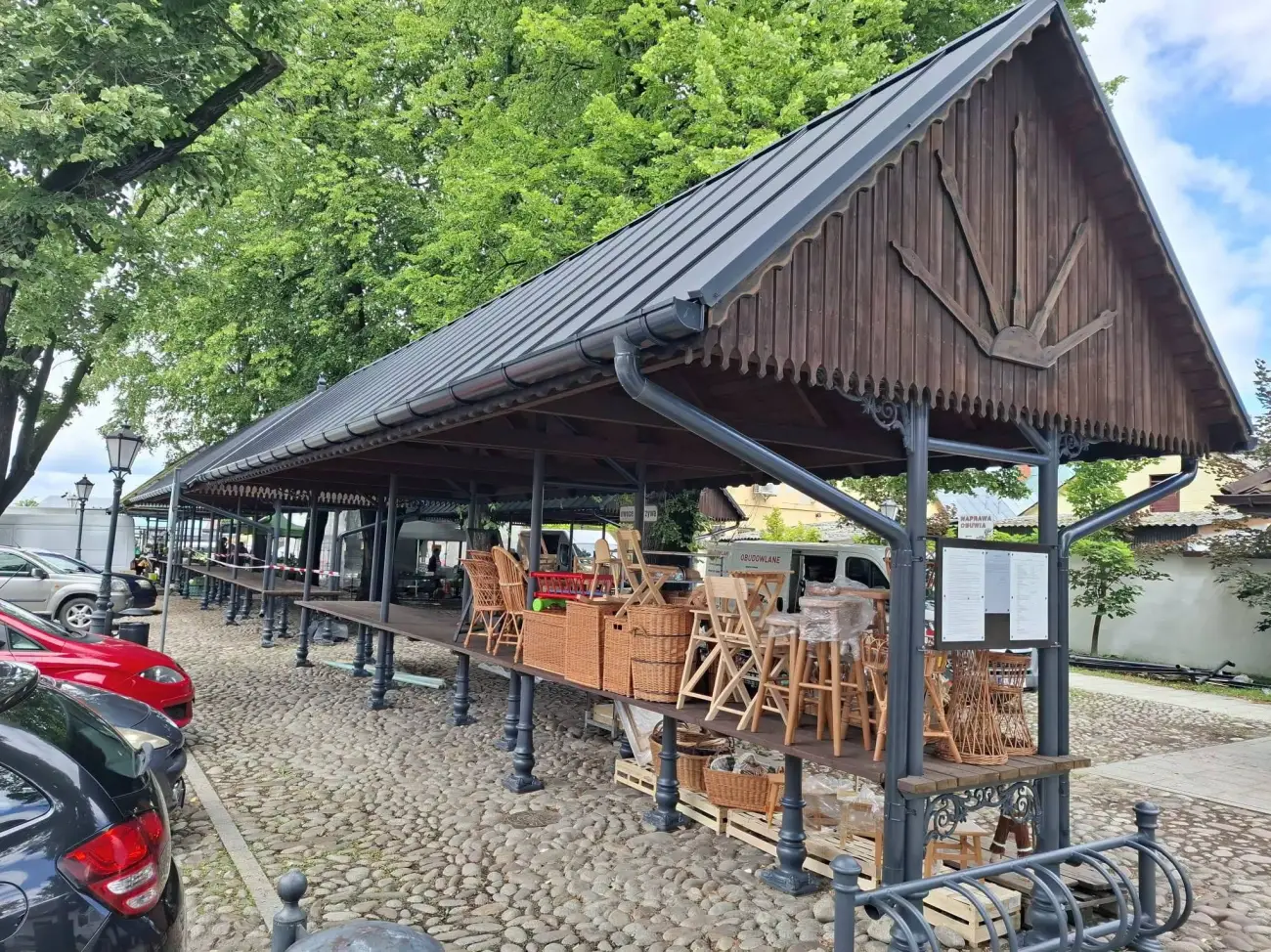 Rynek Maślany w Starym Sączu po metamorfozie. Historyczne wiaty odzyskały dawny blask