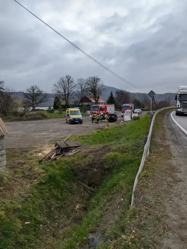Groźny wypadek w Tęgoborzy. Auto dachowało