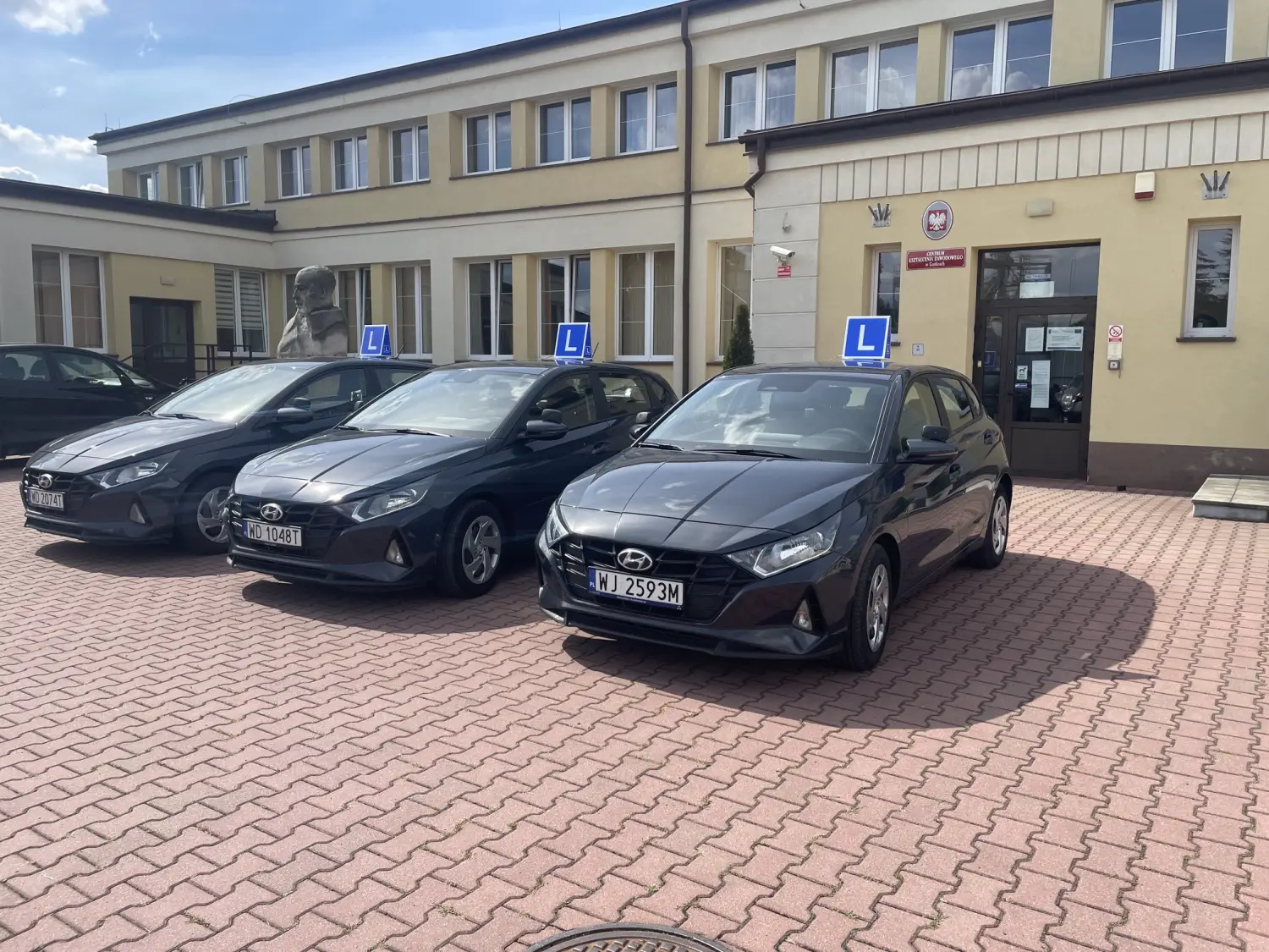 Prawo jazdy w ramach nauki. Powiat kupił samochody dla trzech szkół