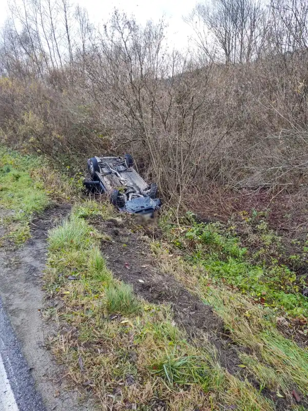 Witowice Dolne: Samochód wypadł z drogi i dachował