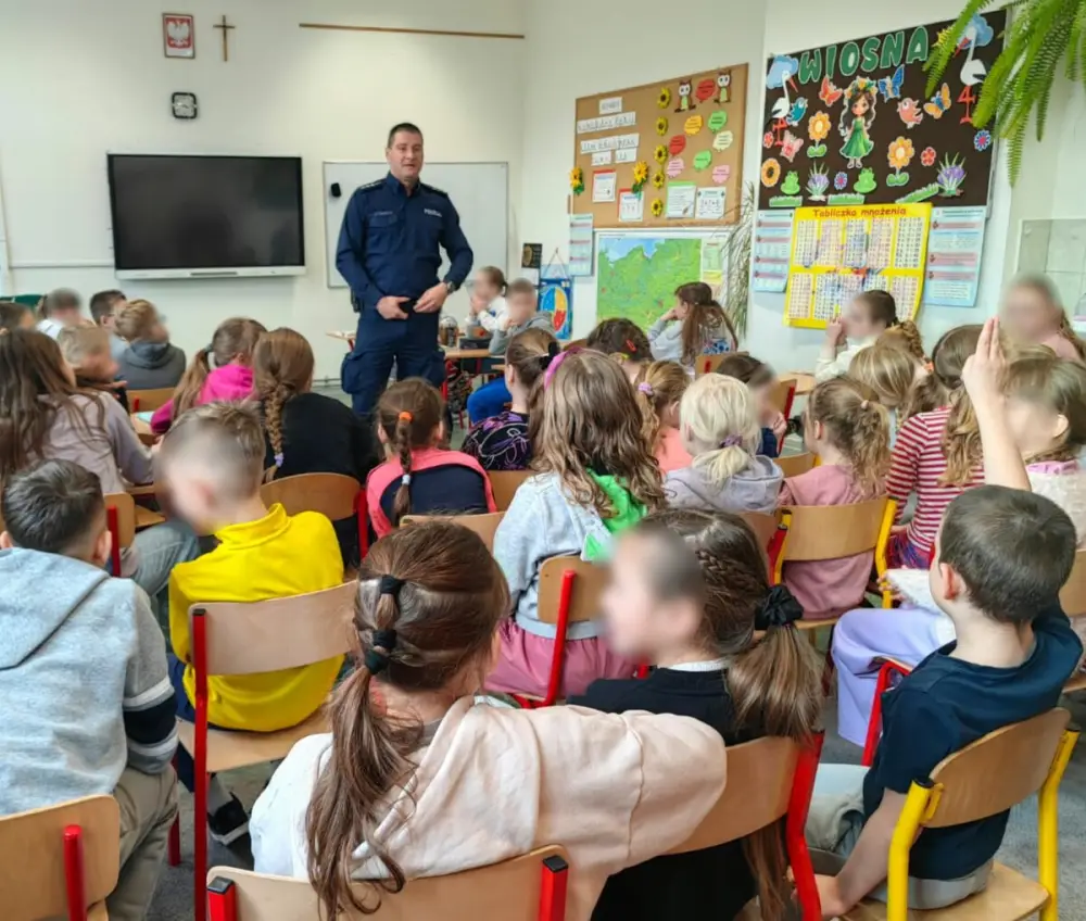 Jak unikać zagrożeń. Dzielnicowi odwiedzili szkołę w Koniuszowej