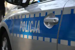 Policyjny pościg za kierowcą mitsubishi. Ucieczka zakończyła się kolizją z radiowozem
