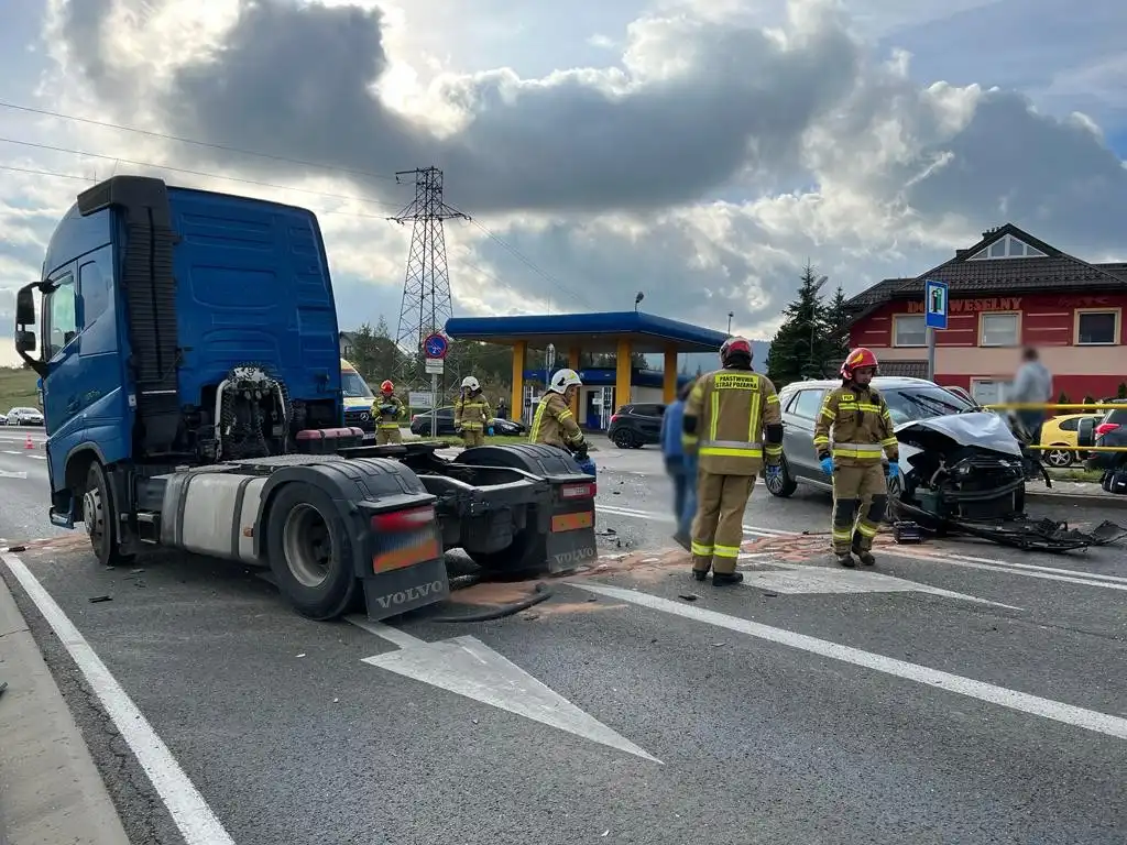 Poważny wypadek na dk 28 w Ptaszkowej. 3 osoby zabrane do szpitala