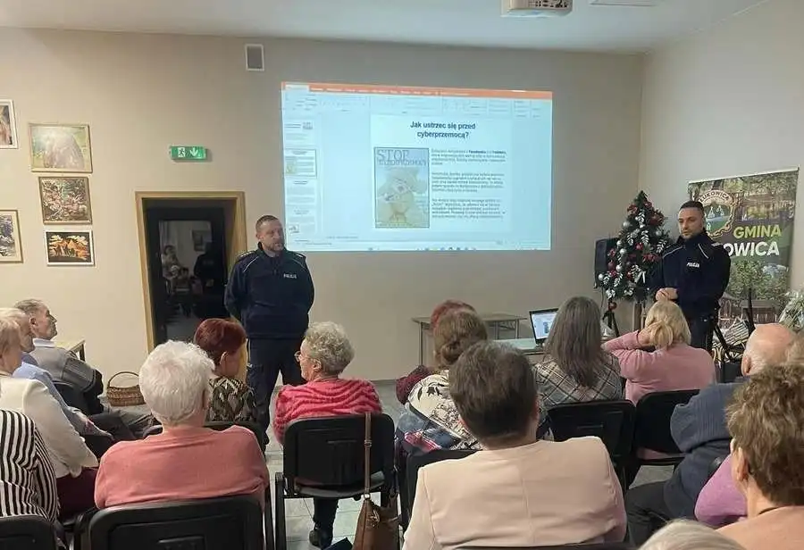 Bezpieczeństwo seniorów w Roztoce. Dzielnicowi z wizytą w Klubie Seniora
