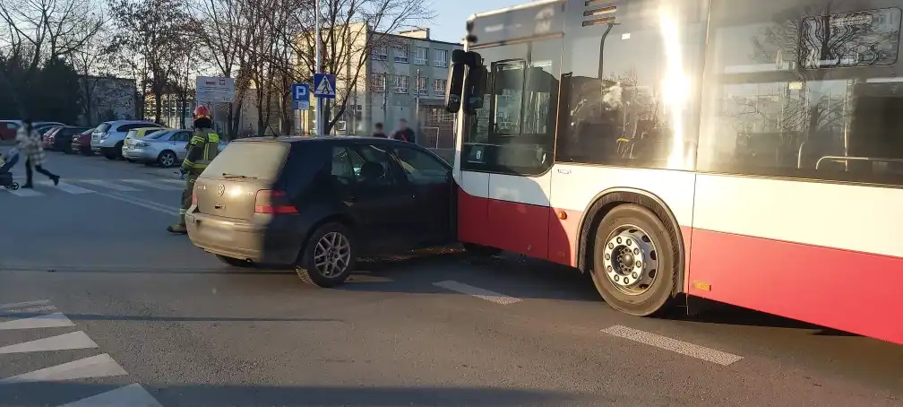 Nowy Sącz: Zderzenie autobusu z osobówką. Jedna osoba w szpitalu