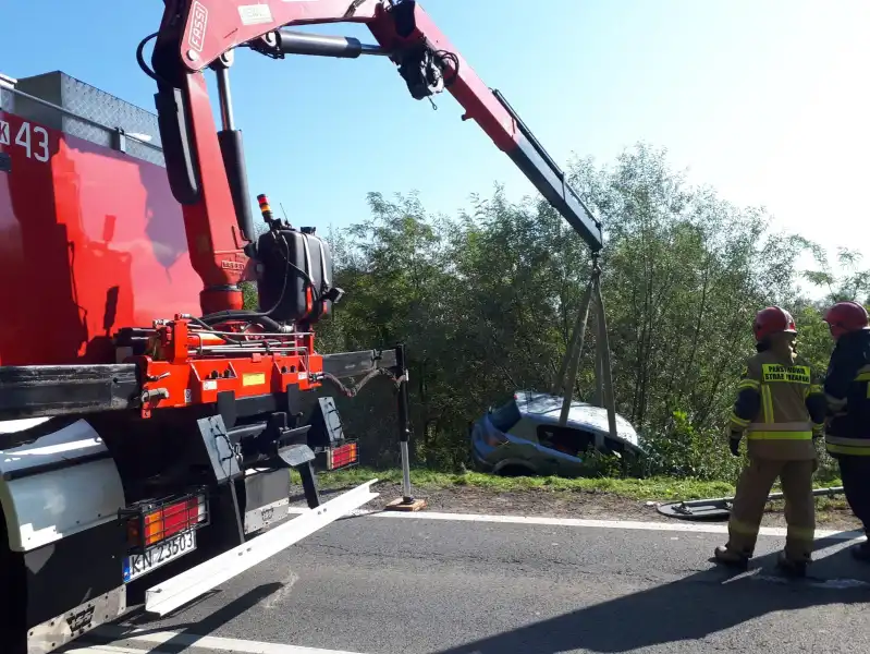 Wypadek w Naszacowicach. Samochód wypadł z drogi i zatrzymał się na skarpie