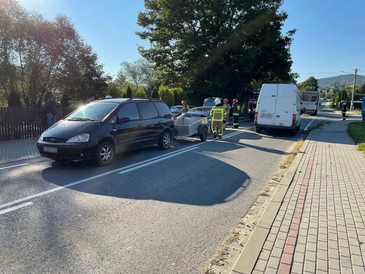 Kraksa w Kąclowej. Zderzyły się dwie osobówki