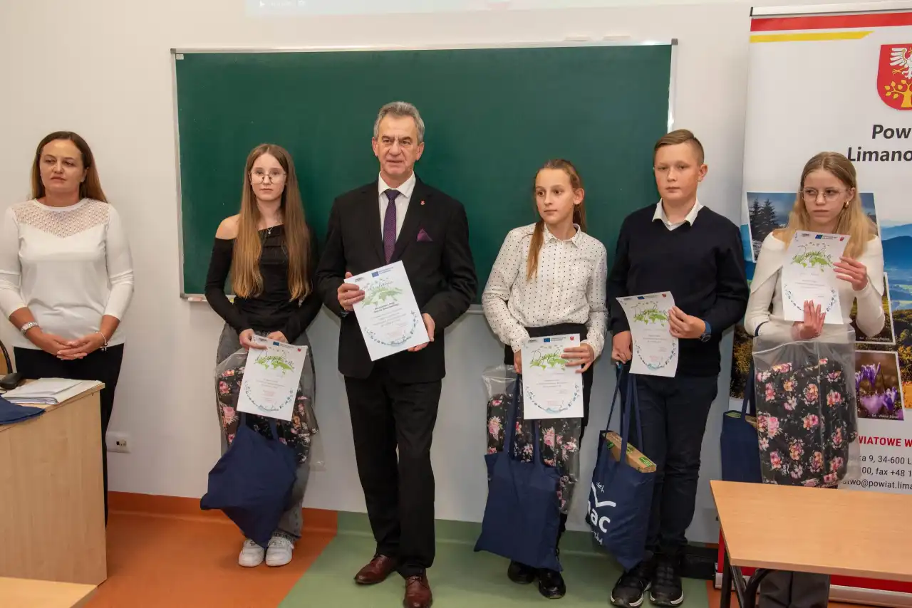 Limanowska młodzież w akcji. Zwycięzcy konkursu ekologicznego i Erasmus+