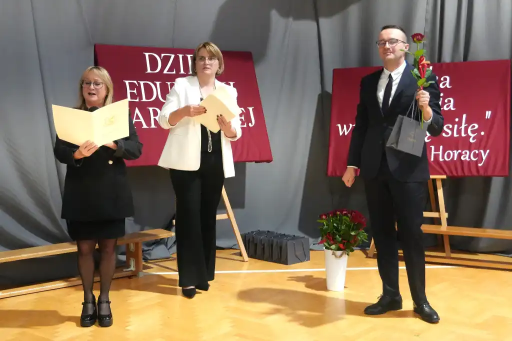 Święto Nauczycieli w Siarach. Dzień Edukacji Narodowej pełen wzruszeń i wdzięczności