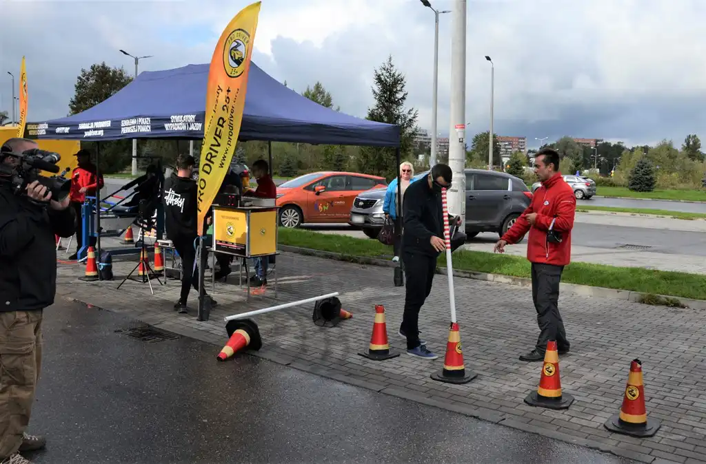 ROADPOL Safety Days z sądecką drogówką. Był symulator dachowania i alkogogle