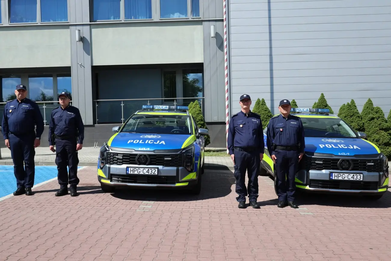 Nowe radiowozy dla policjantów z Łososiny Dolnej i Rytra. Kluczyki już przekazane