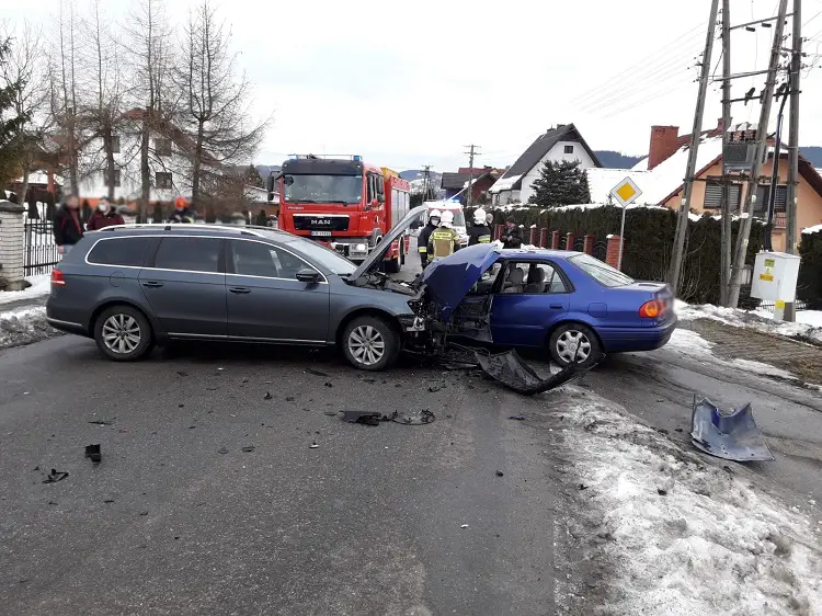 Wypadek w Nawojowej. Dwa auta rozbite, jedna osoba trafiła do szpitala