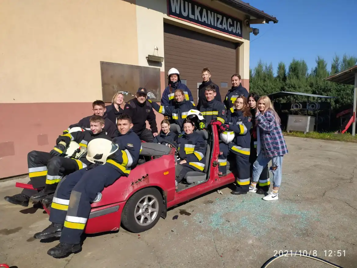 Przyszli strażacy cięli wraki samochodów