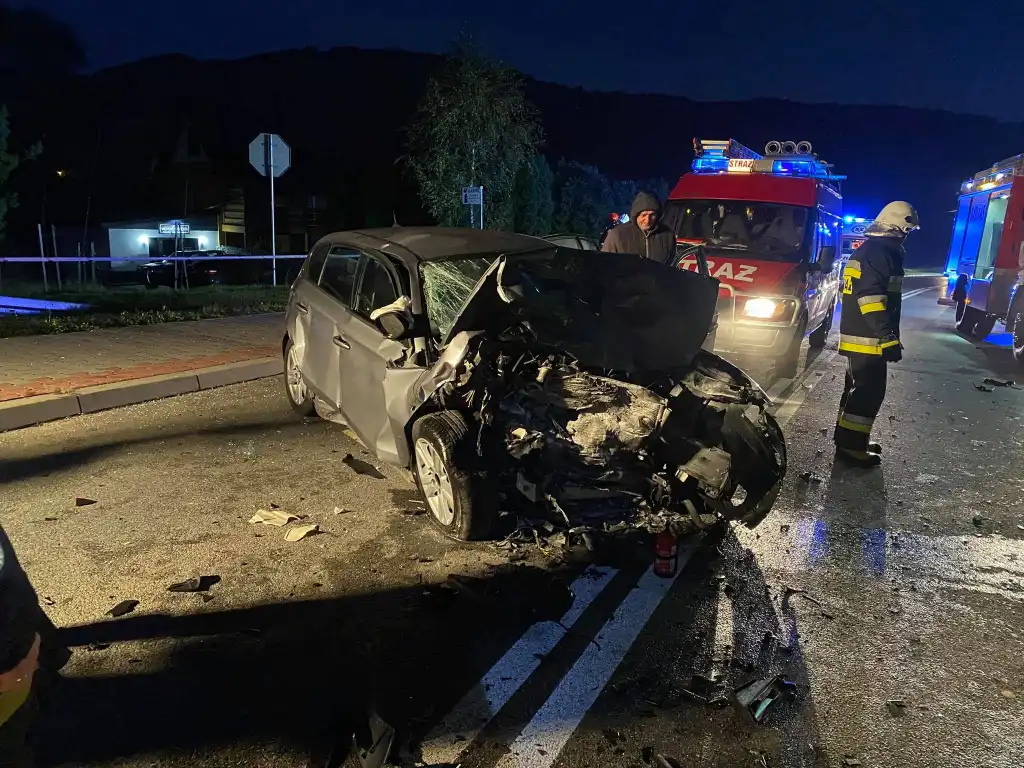 Czołowe zderzenie na DW969 w Zabrzeży. Trzy osoby ranne