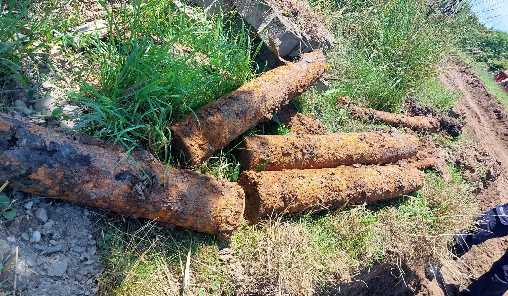 Operator koparki znalazł istny arsenał, aż 60 pocisków na prywatnej działce w Chełmcu