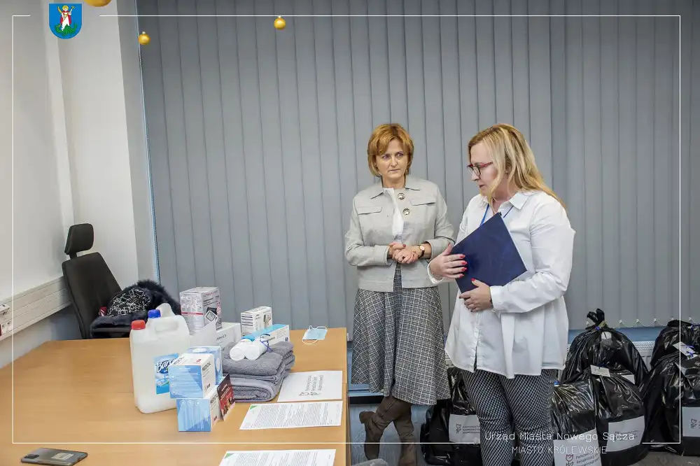 W nowosądeckim MOPS przekazano paczki wsparcia dla potrzebujących
