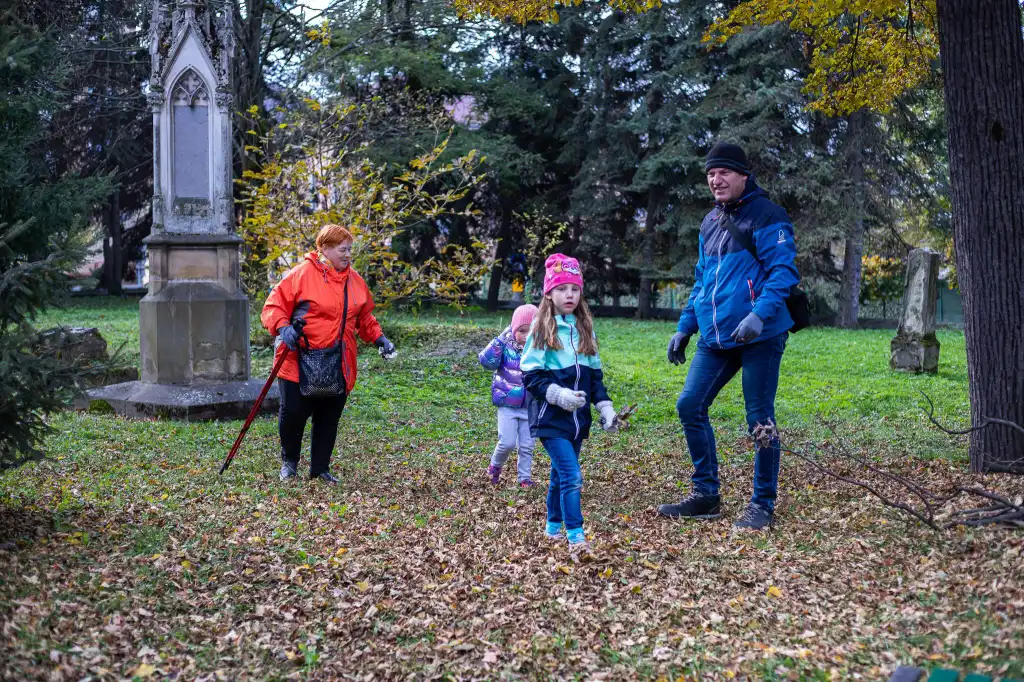 Wolontariusze posprzątali Stary Cmentarz