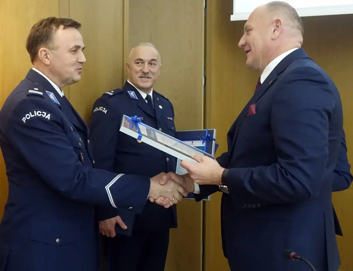 Pożegnanie z mundurem i gratulacje dla nowych liderów służb porządkowych w Nowym Sączu