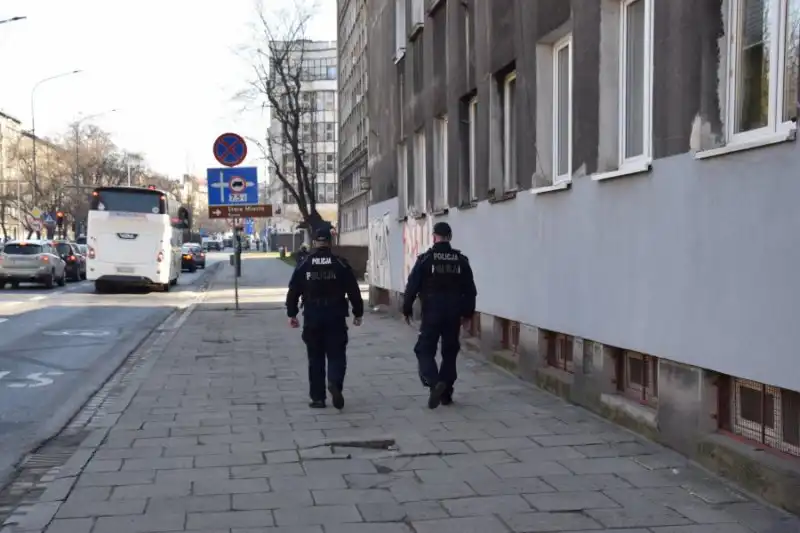 Małopolscy policjanci kontrolują przestrzeganie wprowadzonych obostrzeń