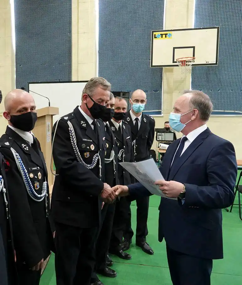 Strażacy z terenu miasta i gminy Grybów z promesą na zakup sprzętu