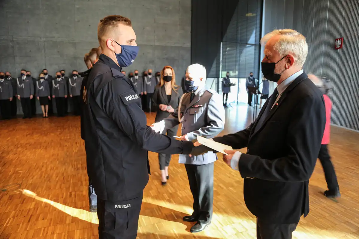 Szeregi małopolskiej Policji zasiliło 49 nowych funkcjonariuszy. Jeden z nich będzie pełnił służbę w Nowym Sączu