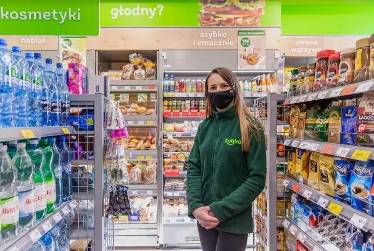 Żabka coraz bardziej lokalna. 7-tysięczny sklep sieci otwarty w zabytkowym Bieczu