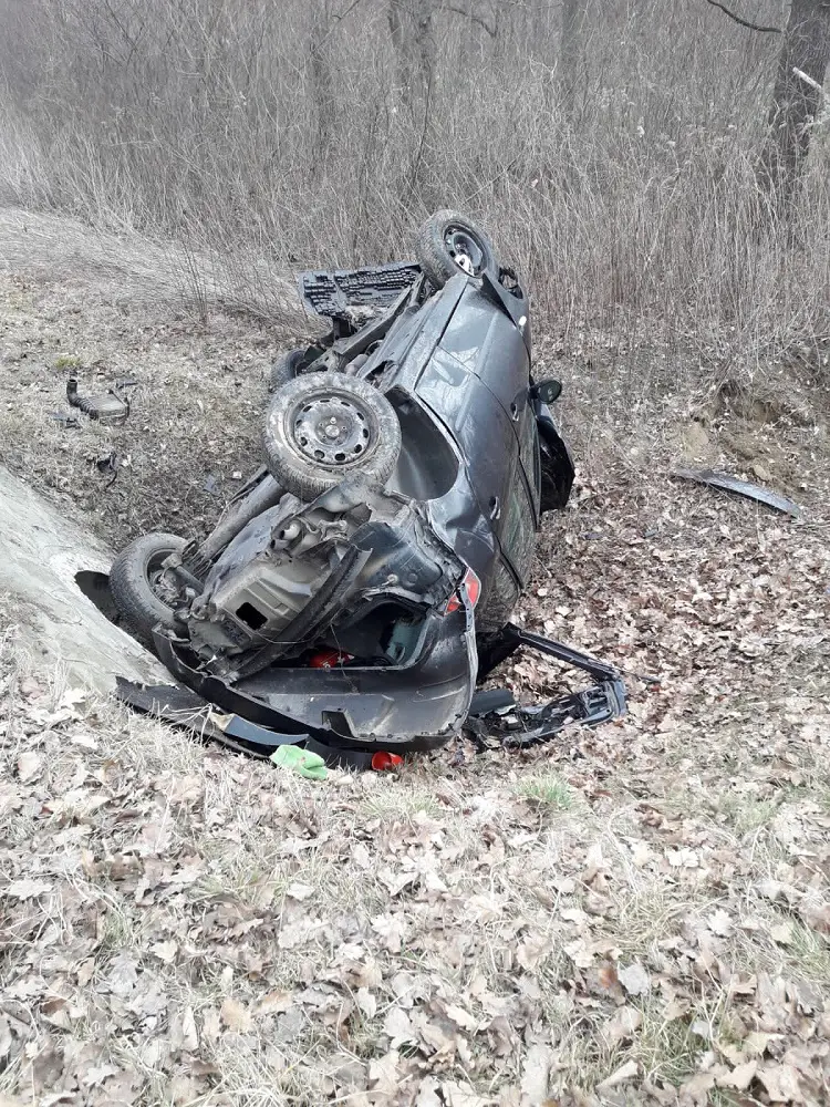 Wypadek w Starym Sączu: Na ul. Piaski dachował Seat. Kierowca trafił do szpitala