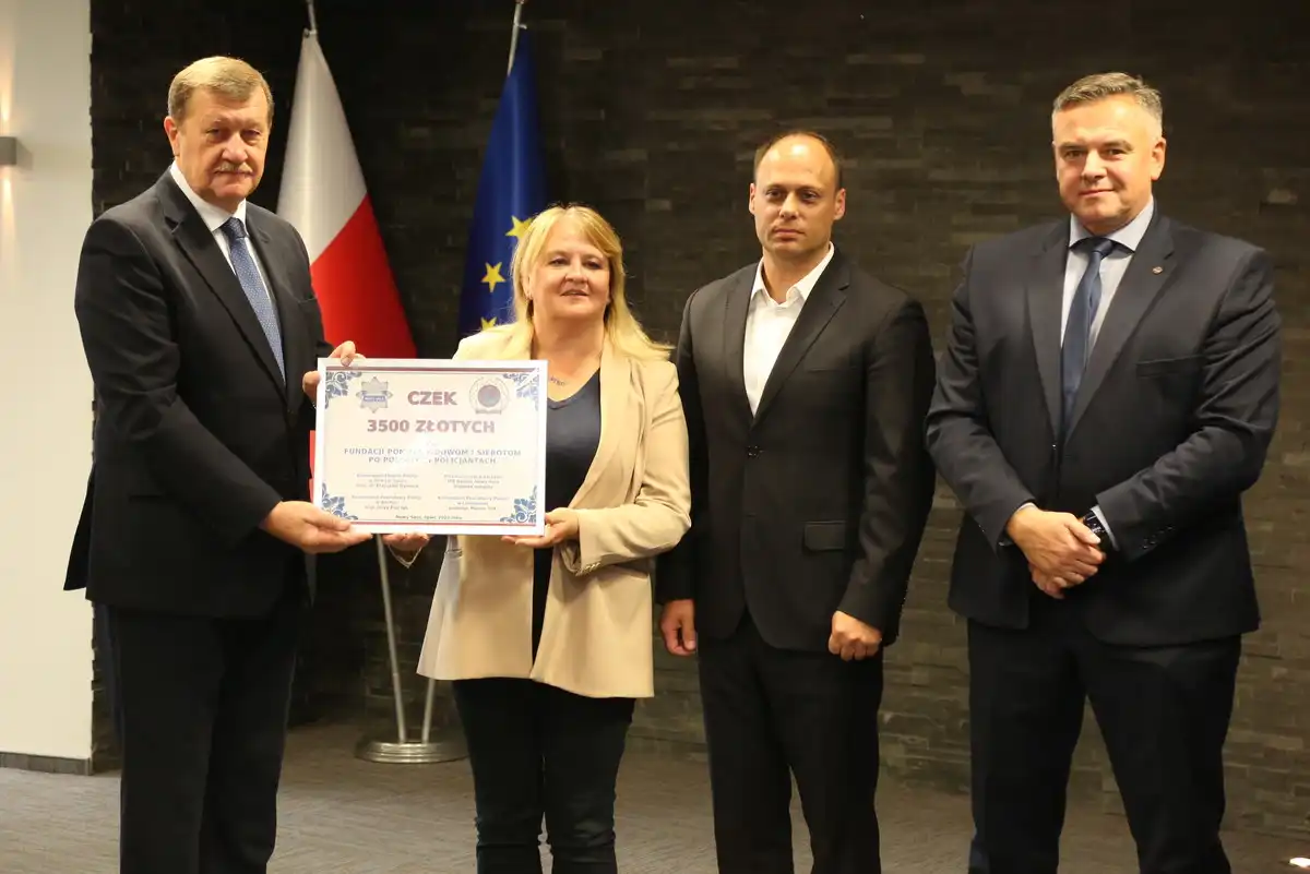 Uczestnicy Rajdu Pieszego po Beskidzie Sądeckim po raz kolejny wsparli Fundację Pomocy Wdowom i Sierotom po Poległych Policjantach