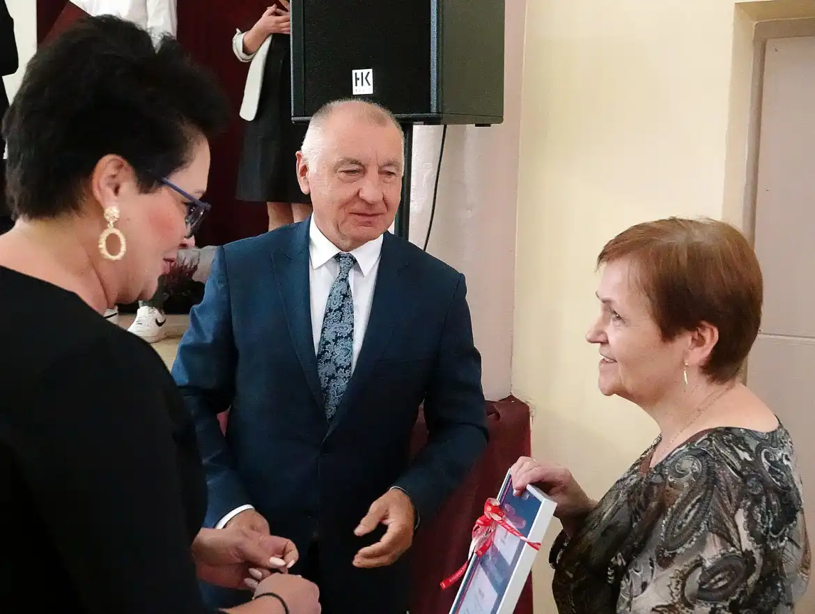 Rok szkolny w szkołach powiatu nowosądeckiego rozpoczęty. Do placówek będzie uczęszczać ponad 3200 uczniów