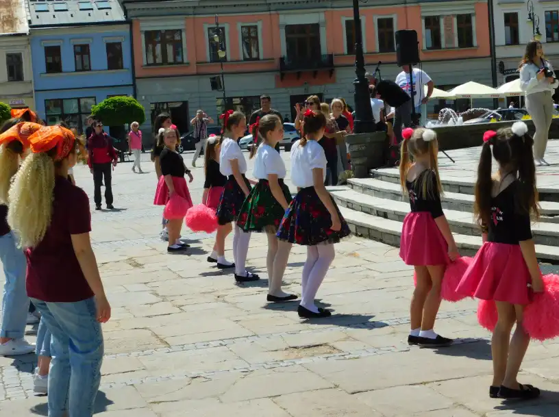 Jerusalema Dance Challenge przed sądeckim ratuszem