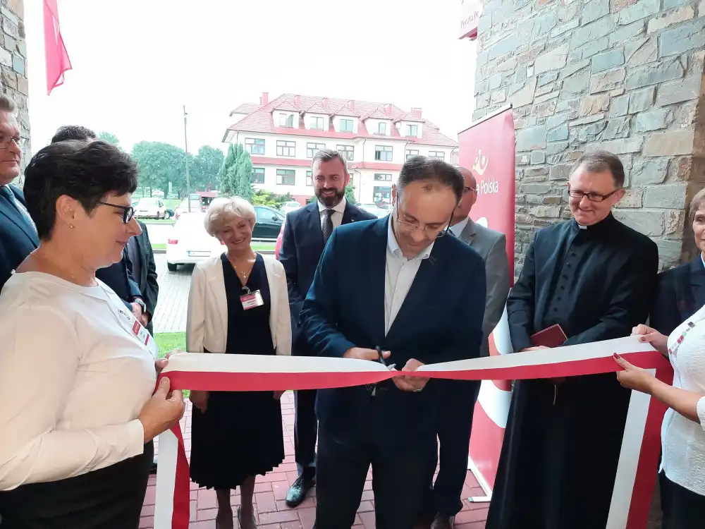 W budynku Centrum Kultury i Promocji Gminy w Łososinie Dolnej otwarto nowoczesną placówkę pocztową