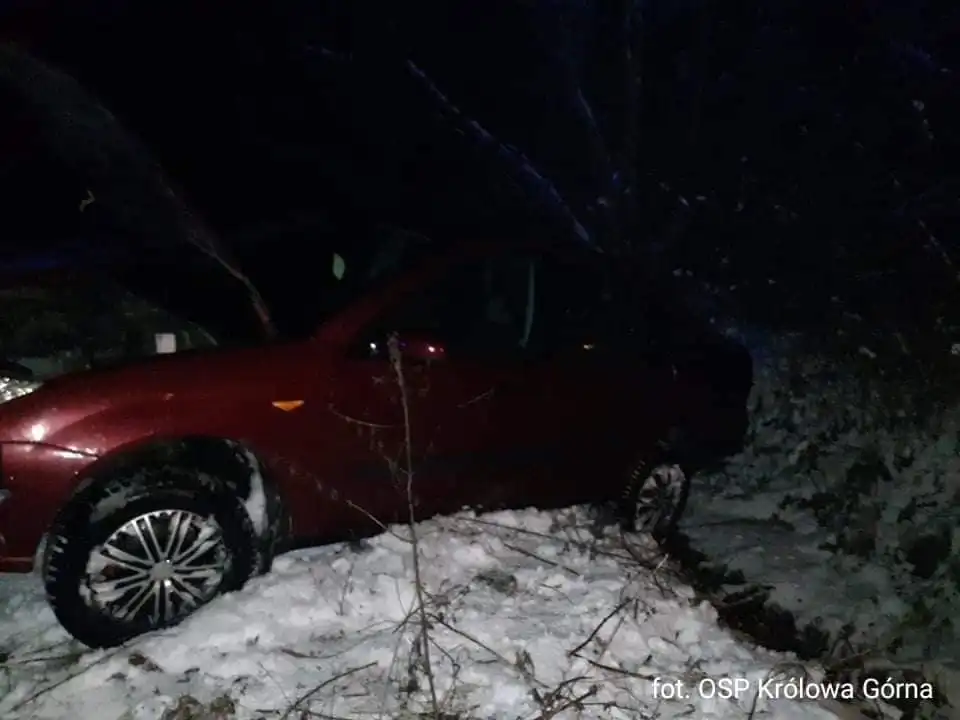 Królowa Górna. Samochód osobowy wypadł z drogi i wylądował w pobliskim rowie
