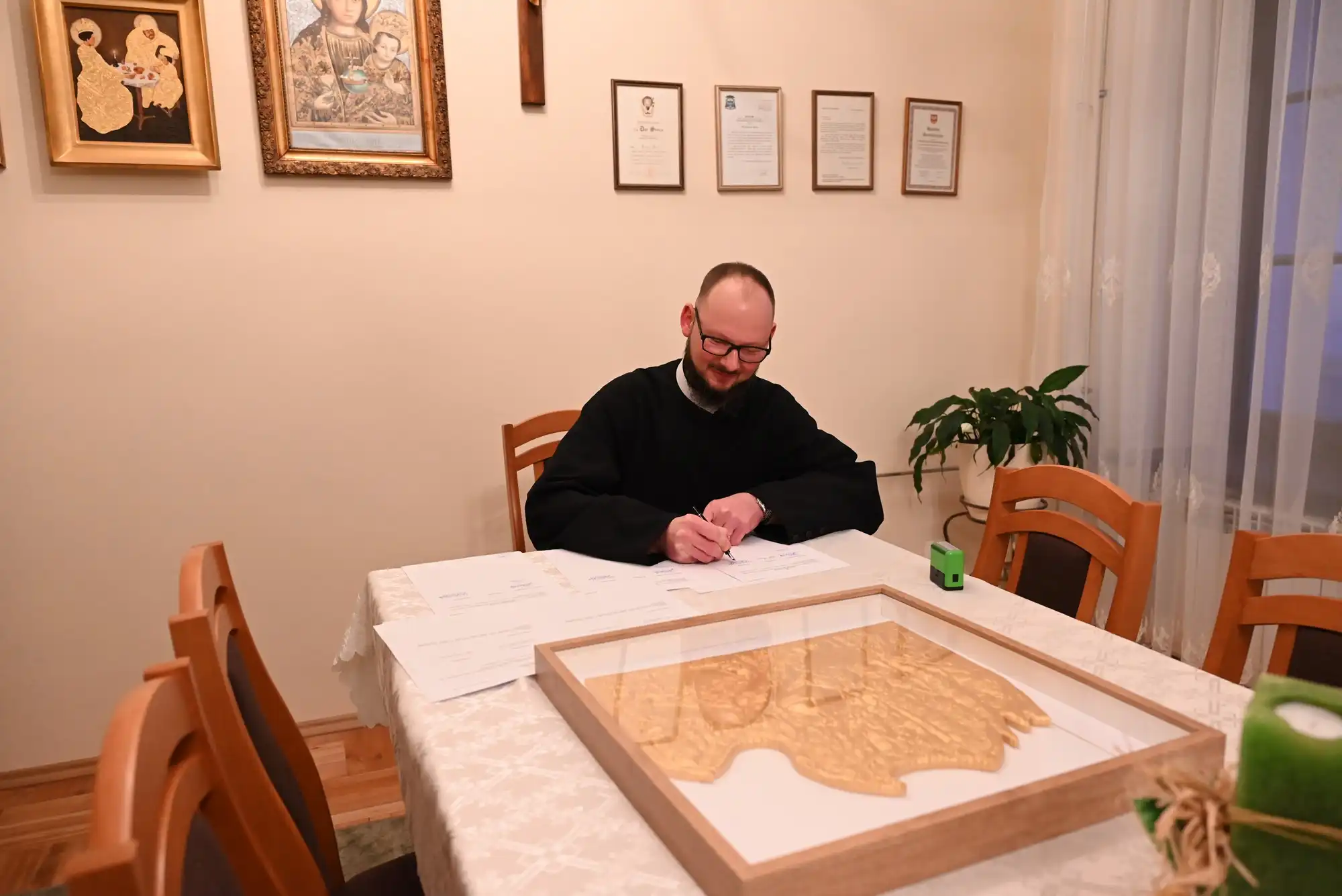 Rekonstrukcja płaskorzeźby sukni koronacyjnej Matki Bożej Tuchowskiej trafiła do Sanktuarium