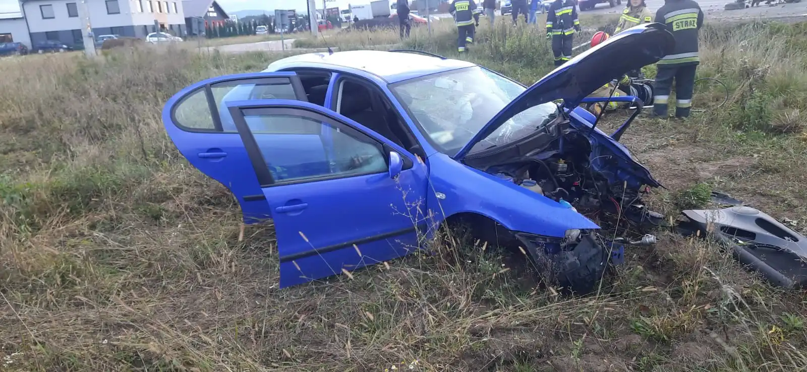 Podrzecze: Wypadek samochodu osobowego. Kierowca był zakleszczony w pojeździe