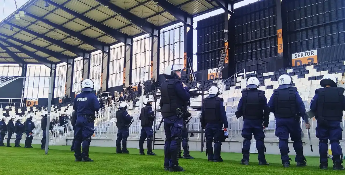 Policjanci „testowali” nowy stadion w Nowym Sączu