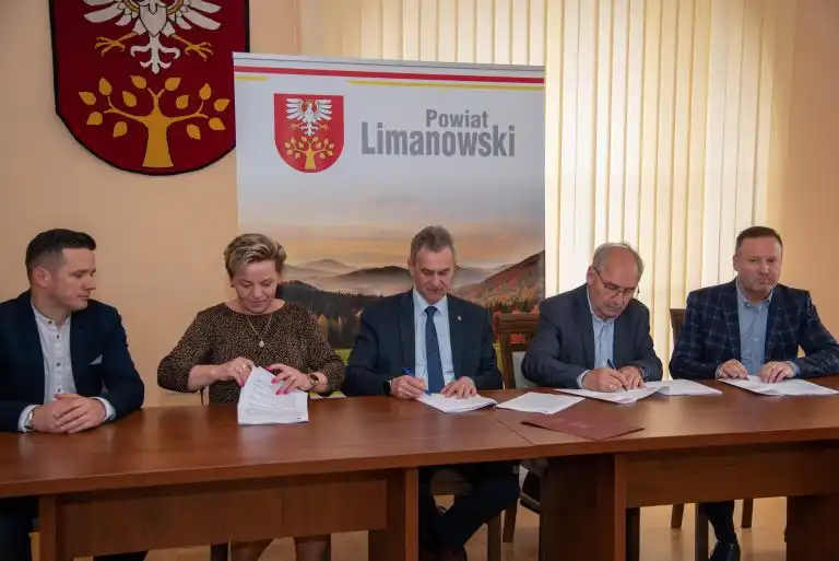 Będzie modernizacja obiektu krytej pływalni w Limanowej. Umowy podpisane