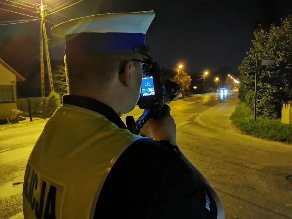 Policjanci kontrolowali kierowców łamiących przepisy ruchu drogowego. Rekordzista pędził Al. Piłsudskiego z prędkością 124 km/h