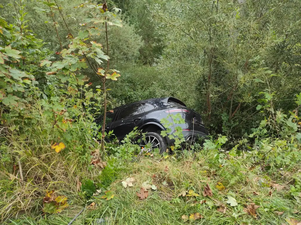 Kolizja w Kasinie Wielkiej. Jeden samochód w rowie