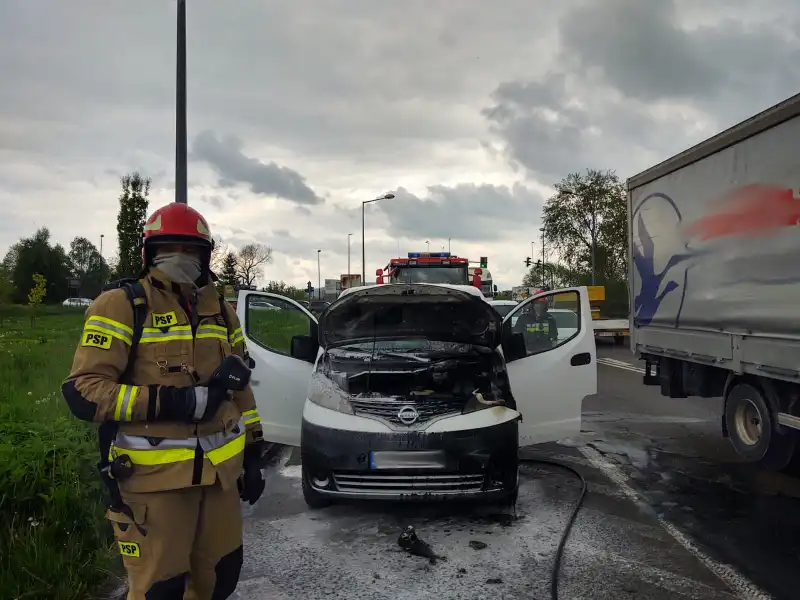 Na ul. Witosa w Nowym Sączu zapalił się samochód dostawczy