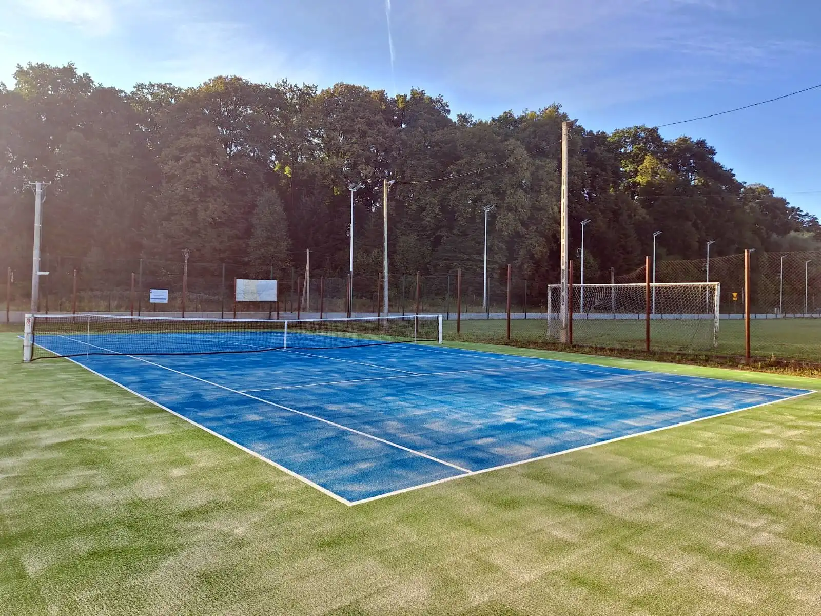 Sportowa inwestycja w Łososinie Dolnej. Kort tenisowy z nową nawierzchnią