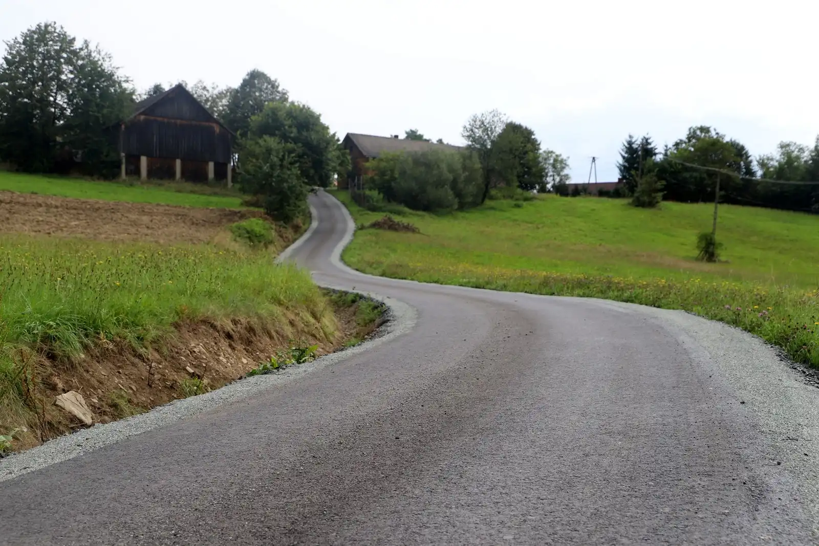Prace drogowe w gminie Limanowa zakończone: Nowe nawierzchnie, pobocza i zjazdy