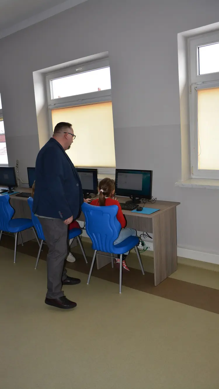 W szkołach w Chełmcu i Krasnym Potockim otwarto dwie nowe pracownie komputerowe