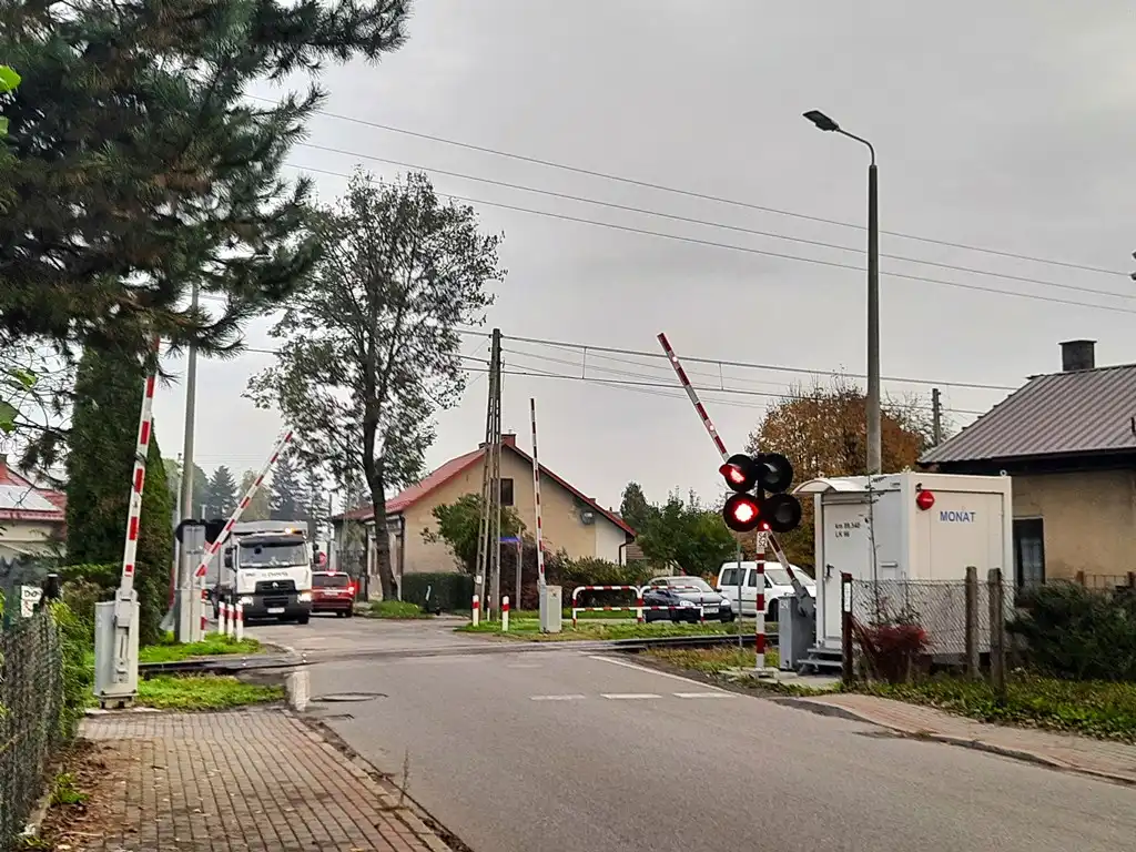 O włos od tragedii na przejeździe kolejowo-drogowym przy ulicy Grunwaldzkiej w Nowym Sączu