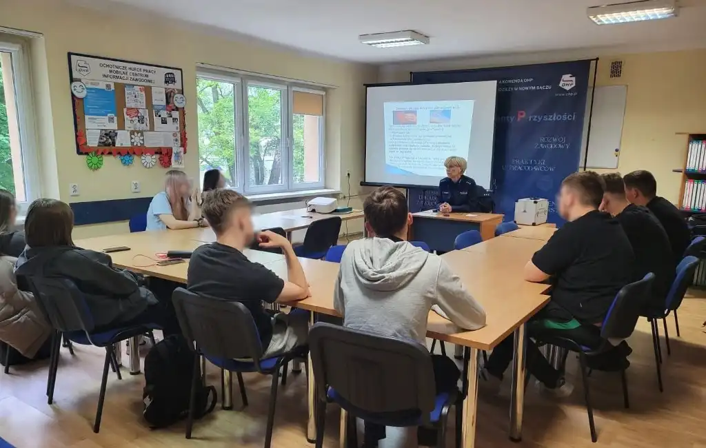 Bezpieczni za granicą. Spotkanie młodzieży z sądecką policjantką