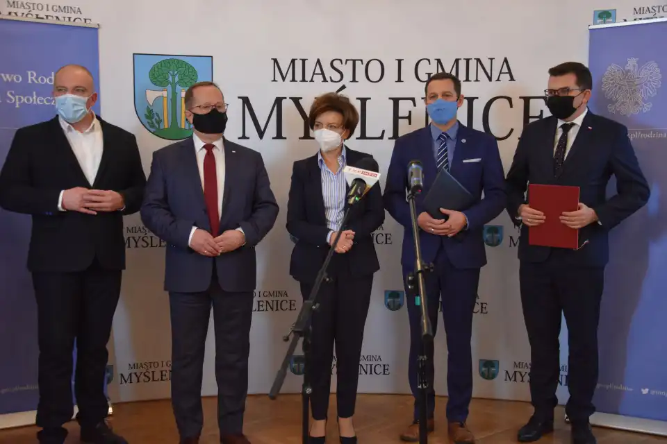 Minister rodziny i polityki społecznej Marlena Maląg z wizytą w Klubie Seniora Plus w Łużnej