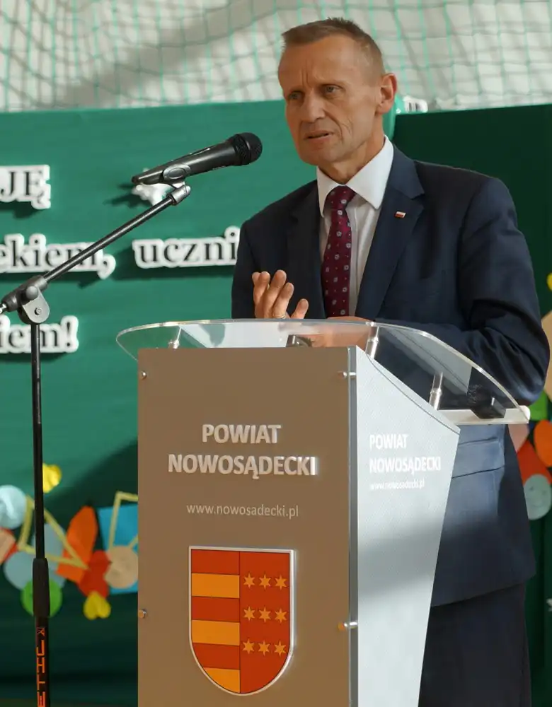 Ślubowanie pierwszoklasistów i otwarcie nowego boiska w nawojowskim ZSP