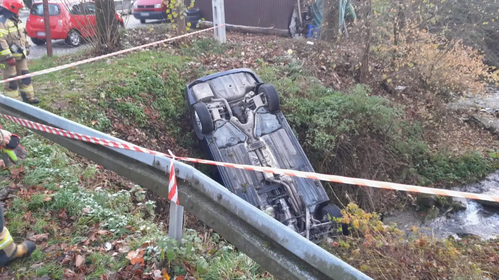 W Nawojowej samochód osobowy zjechał z drogi i dachował