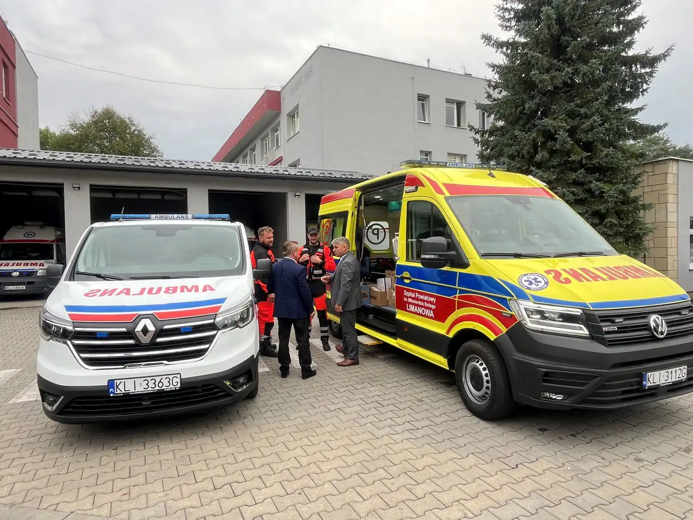 Szpital w Limanowej z nowymi pojazdami. Specjalistyczny ambulans i furgon gotowe do służby