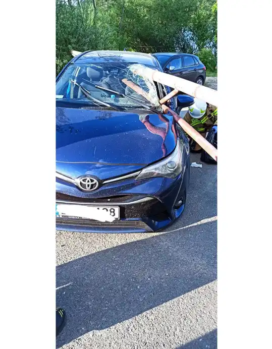 Wypadek nad Zalewem Klimkówka. Chciał zawrócić. Staranował szlaban, który przebił jego samochód
